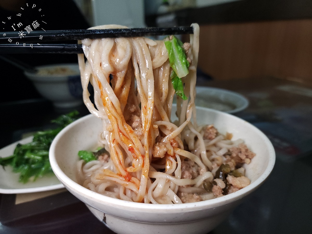 海爺四號乾麵店｜永和美食，麻醬皮蛋麵銷魂上癮！在地人激推的巷弄排隊美食