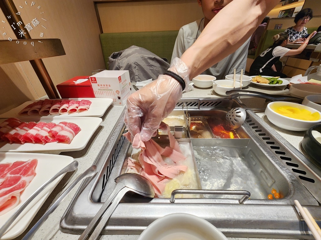 海底撈火鍋 板橋店┃板橋美食。多種湯底選擇，小菜、冰品甜湯及水果無限續用