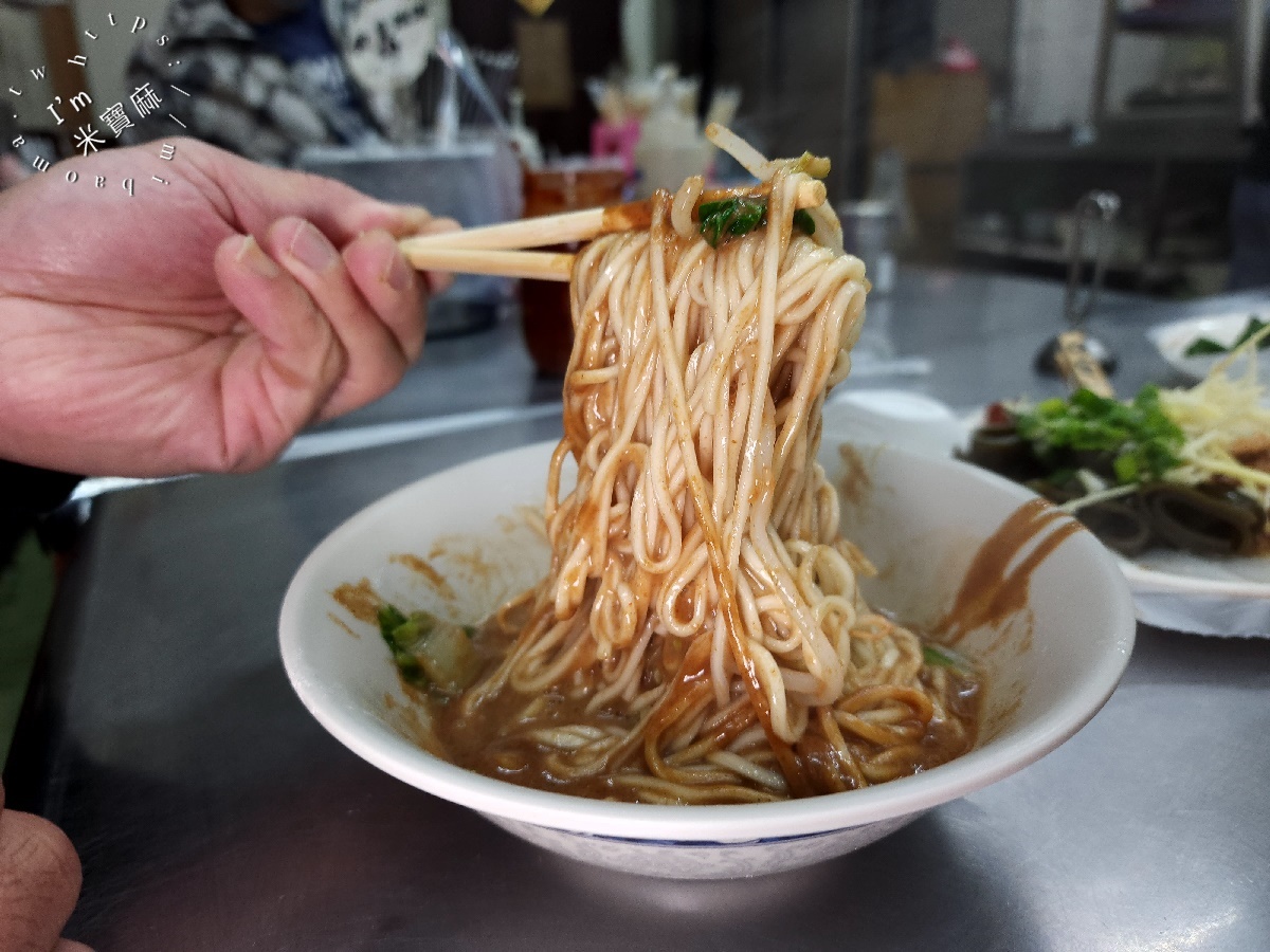 阿珠の店 黑白切┃中和美食。大碗實在的米粉湯、厚實口感麻醬麵老饕都愛，月底來也可以吃飽飽