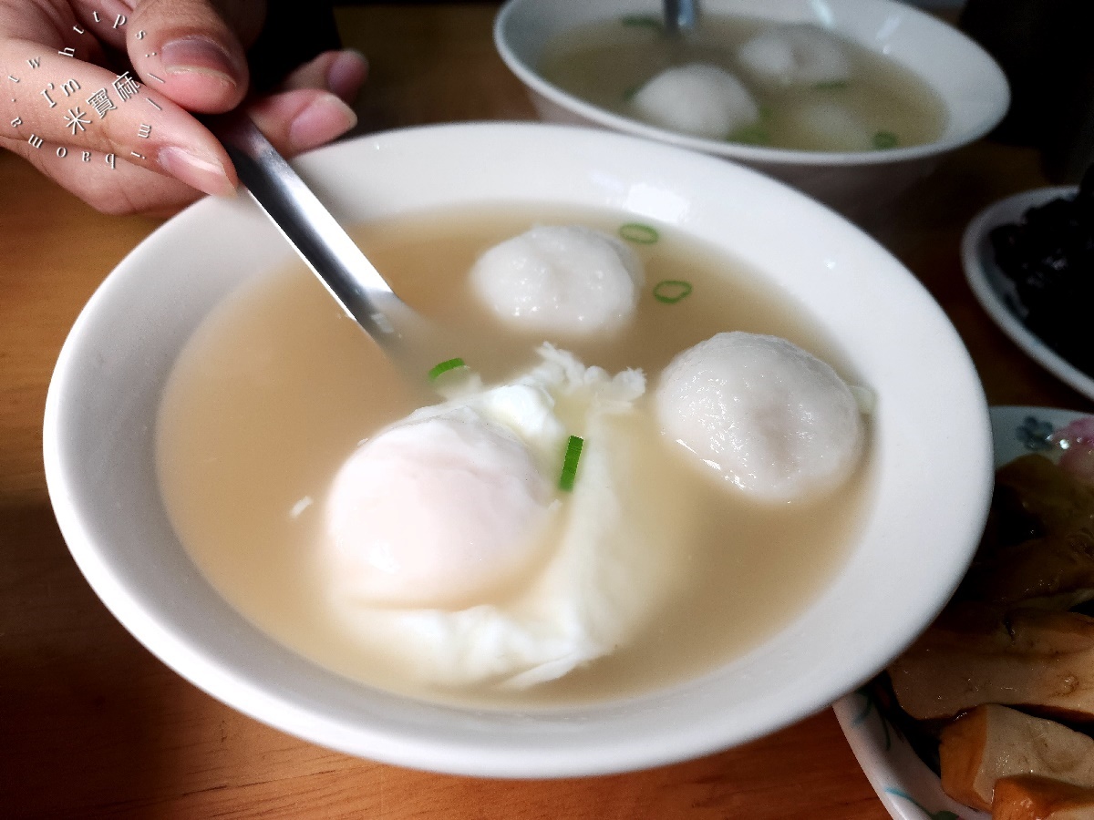 林家乾麵┃泉州街美食。建國中學旁傳承一甲子的人氣乾麵。魚丸嫰彈內餡鮮，加上蛋包簡直是一絕美味