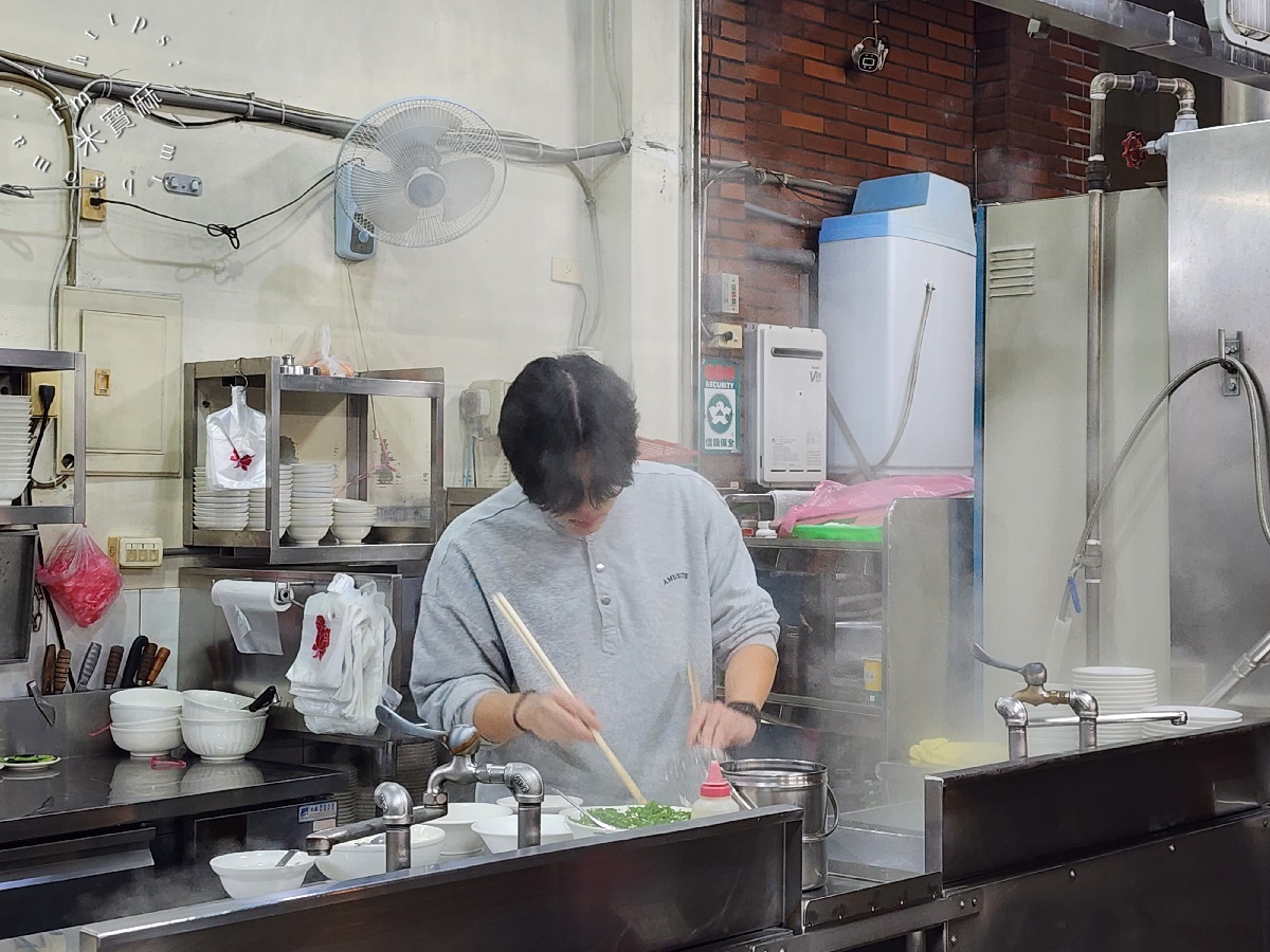 林家乾麵┃泉州街美食。建國中學旁傳承一甲子的人氣乾麵。魚丸嫰彈內餡鮮，加上蛋包簡直是一絕美味