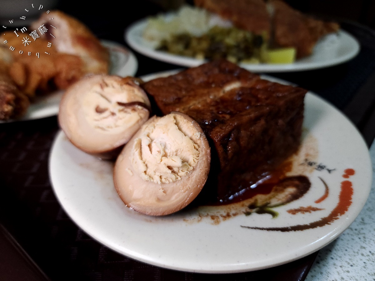 黃記老牌燉肉飯┃萬華美食。油香燉肉飯太正點，入口即化不帶肥膩感!排骨和雞腿也好吃