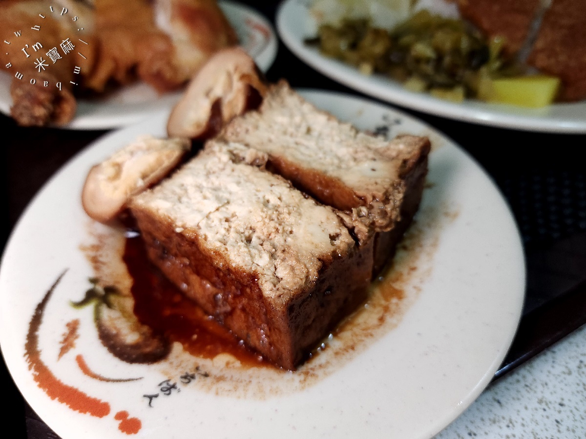 黃記老牌燉肉飯┃萬華美食。油香燉肉飯太正點，入口即化不帶肥膩感!排骨和雞腿也好吃