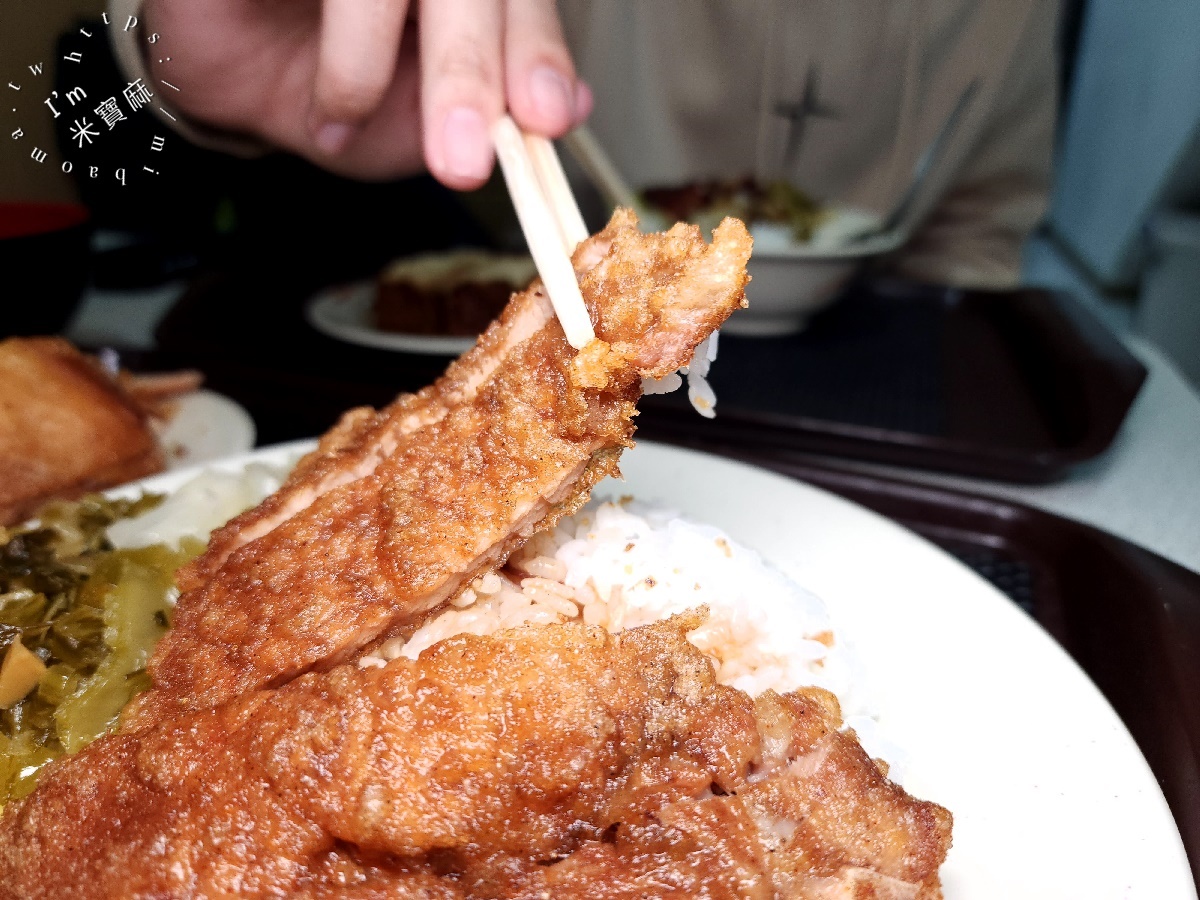 黃記老牌燉肉飯┃萬華美食。油香燉肉飯太正點，入口即化不帶肥膩感!排骨和雞腿也好吃