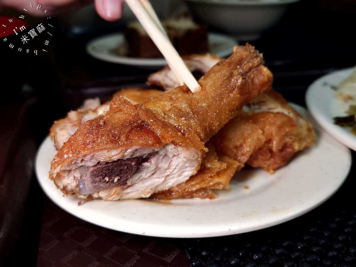 黃記老牌燉肉飯┃萬華美食。油香燉肉飯太正點，入口即化不帶肥膩感!排骨和雞腿也好吃