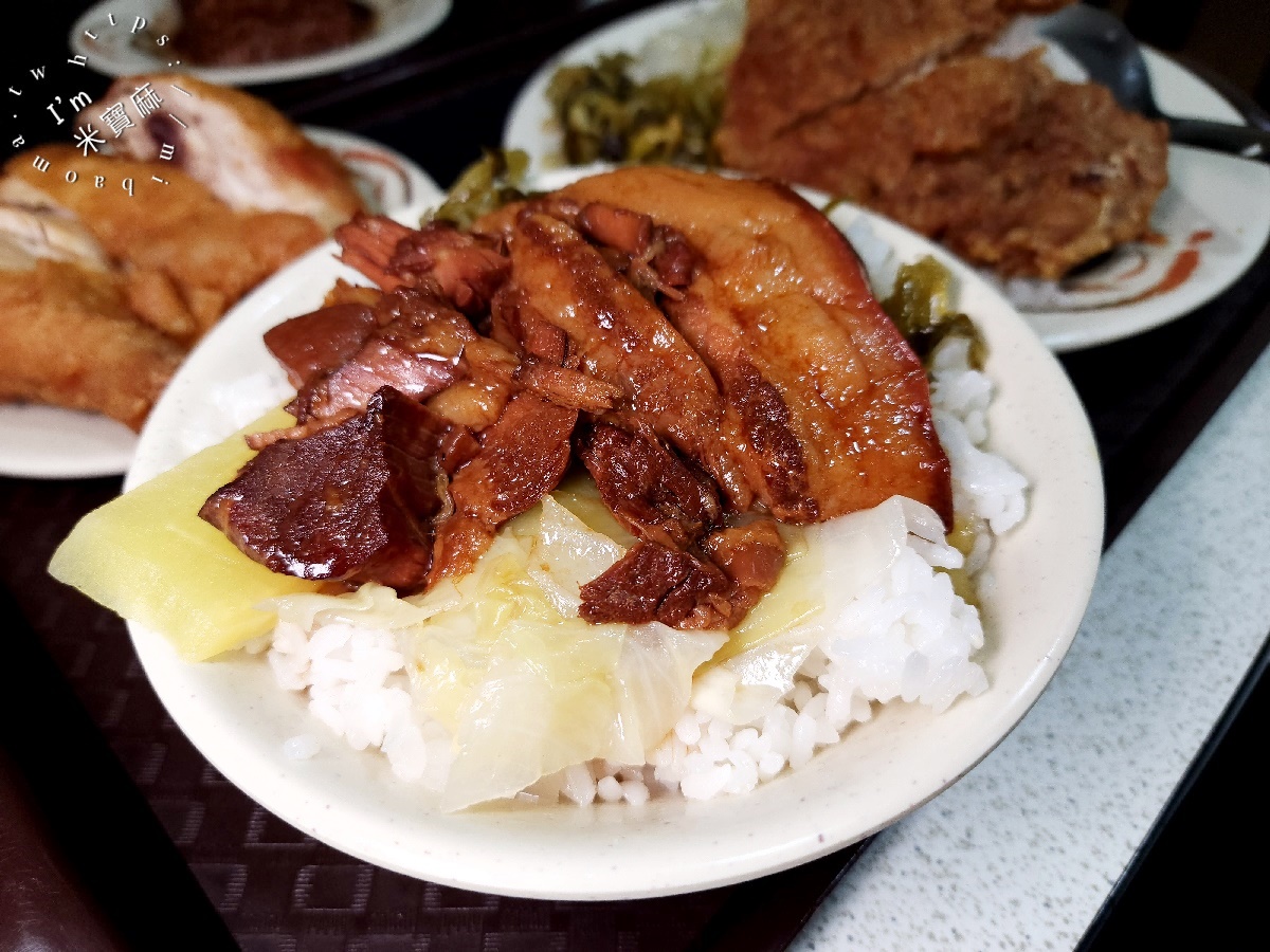 黃記老牌燉肉飯┃萬華美食。油香燉肉飯太正點，入口即化不帶肥膩感!排骨和雞腿也好吃