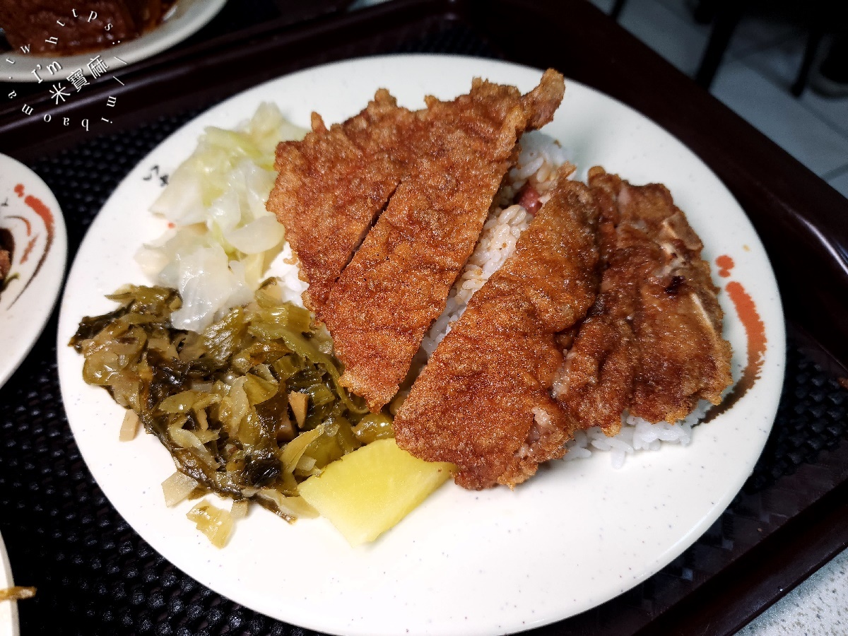 黃記老牌燉肉飯┃萬華美食。油香燉肉飯太正點，入口即化不帶肥膩感!排骨和雞腿也好吃