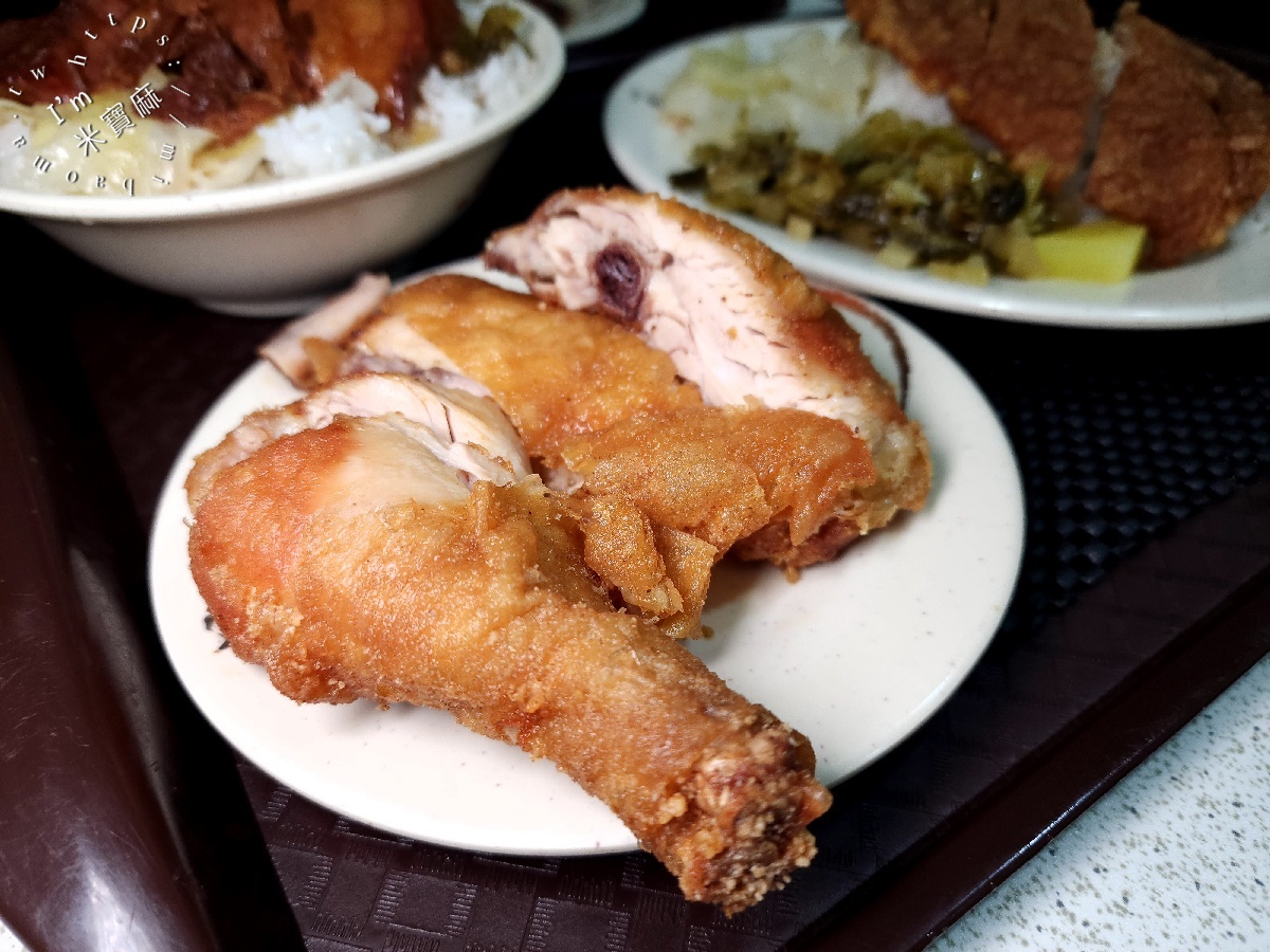 黃記老牌燉肉飯┃萬華美食。油香燉肉飯太正點，入口即化不帶肥膩感!排骨和雞腿也好吃