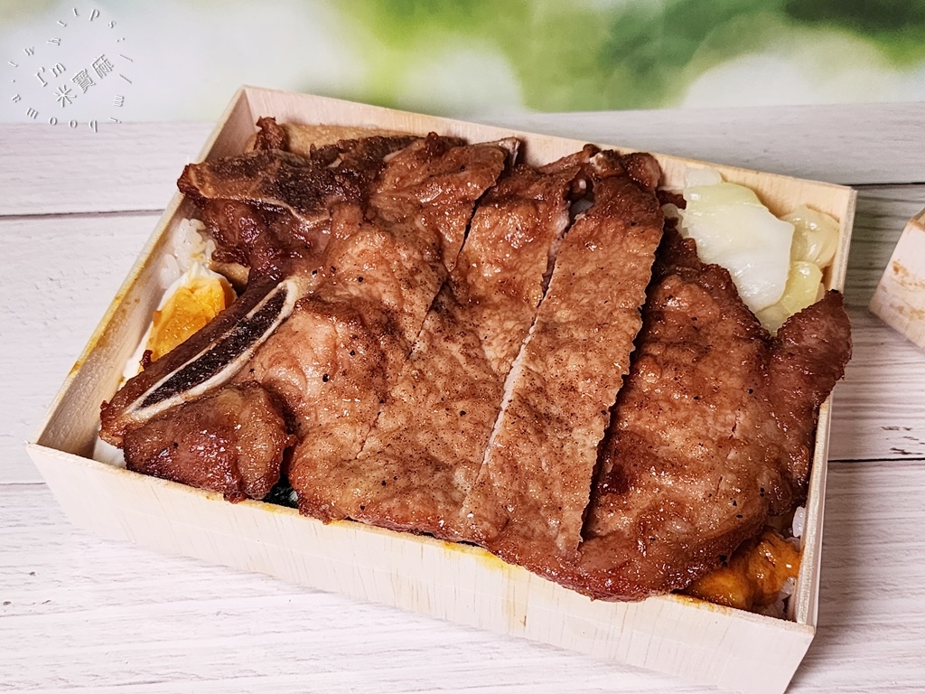 池上木片便當成功店┃永和美食。頭好壯壯的雞腿外酥內嫰多汁必吃，還有經典招牌也是好選擇