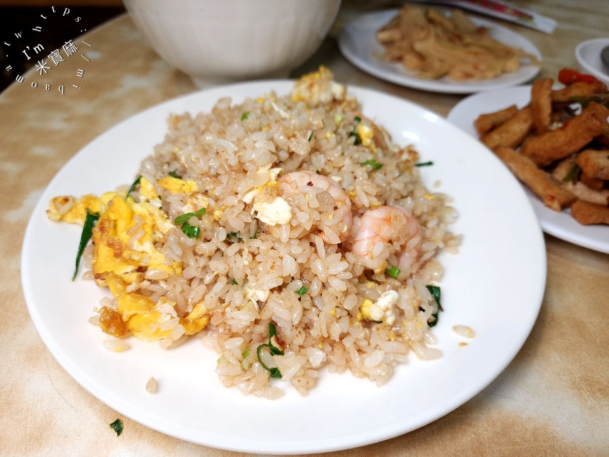 黃龍莊┃台北美食。招牌蝦仁絲瓜湯包千萬別錯過，蝦仁蛋炒飯好吃必點!