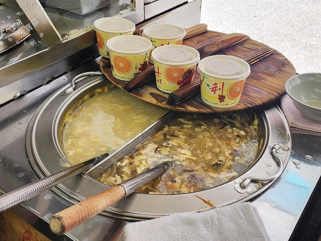 呂家鍋貼┃中永和鍋貼。鍋貼煎的焦脆、內餡紮實帶鮮，再搭配一碗湯就是滿足!