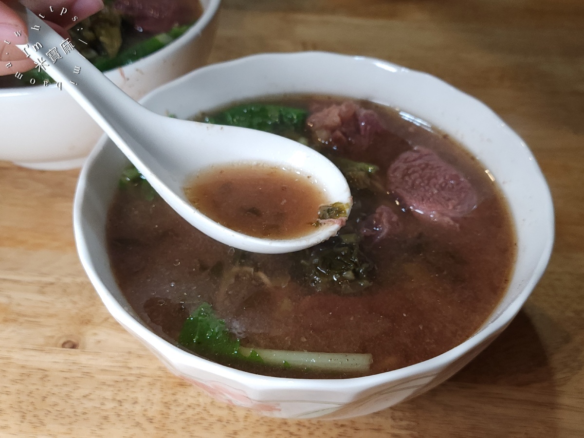 黑庄牛肉麵|新店牛肉麵,建國路人氣牛肉麵,大塊嫩牛肉、蒜香濃郁湯頭,加酸菜更對味! 黑庄牛肉麵|新店牛肉麵,建國路人氣牛肉麵,大塊嫩牛肉、蒜香濃郁湯頭,加酸菜更對味!