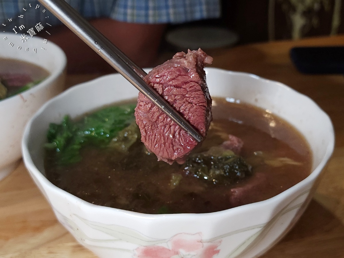 黑庄牛肉麵|新店牛肉麵,建國路人氣牛肉麵,大塊嫩牛肉、蒜香濃郁湯頭,加酸菜更對味! 黑庄牛肉麵|新店牛肉麵,建國路人氣牛肉麵,大塊嫩牛肉、蒜香濃郁湯頭,加酸菜更對味!
