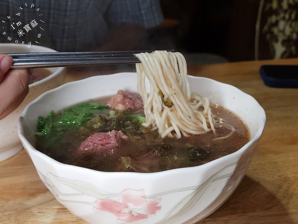 黑庄牛肉麵|新店牛肉麵,建國路人氣牛肉麵,大塊嫩牛肉、蒜香濃郁湯頭,加酸菜更對味! 黑庄牛肉麵|新店牛肉麵,建國路人氣牛肉麵,大塊嫩牛肉、蒜香濃郁湯頭,加酸菜更對味!