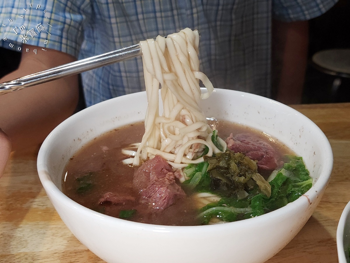 黑庄牛肉麵|新店牛肉麵,建國路人氣牛肉麵,大塊嫩牛肉、蒜香濃郁湯頭,加酸菜更對味! 黑庄牛肉麵|新店牛肉麵,建國路人氣牛肉麵,大塊嫩牛肉、蒜香濃郁湯頭,加酸菜更對味!