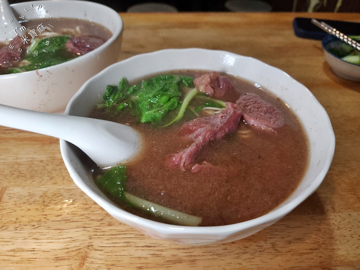 黑庄牛肉麵|新店牛肉麵,建國路人氣牛肉麵,大塊嫩牛肉、蒜香濃郁湯頭,加酸菜更對味! 黑庄牛肉麵|新店牛肉麵,建國路人氣牛肉麵,大塊嫩牛肉、蒜香濃郁湯頭,加酸菜更對味!