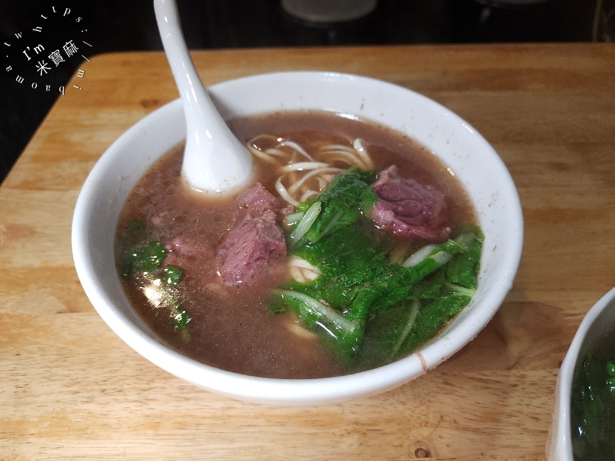黑庄牛肉麵|新店牛肉麵,建國路人氣牛肉麵,大塊嫩牛肉、蒜香濃郁湯頭,加酸菜更對味! 黑庄牛肉麵|新店牛肉麵,建國路人氣牛肉麵,大塊嫩牛肉、蒜香濃郁湯頭,加酸菜更對味!