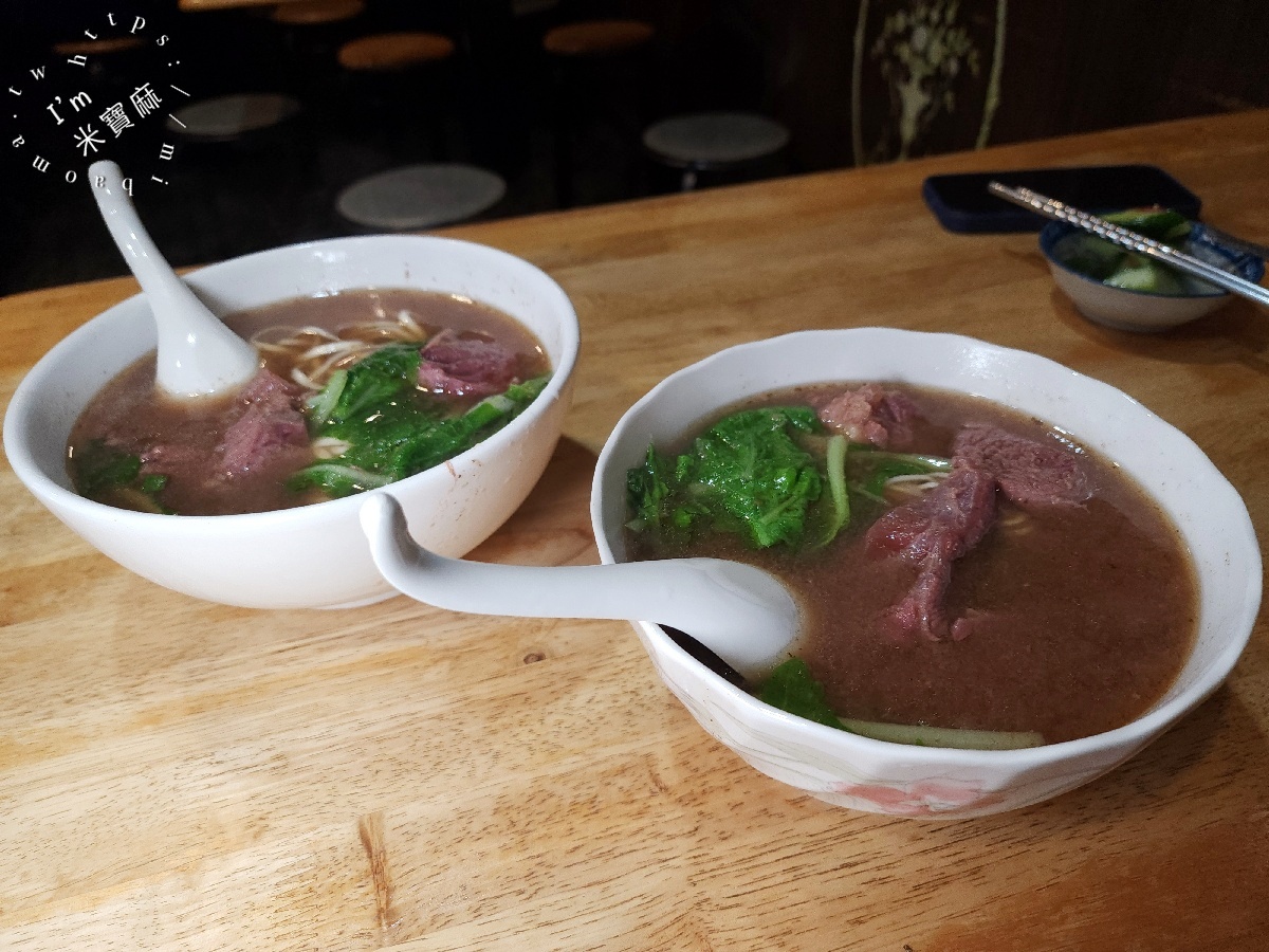 黑庄牛肉麵｜新店牛肉麵，建國路人氣牛肉麵，大塊嫩牛肉、蒜香濃郁湯頭，加酸菜更對味！