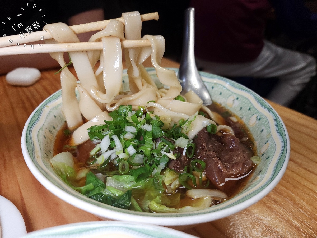 老黃原汁牛肉麵｜永和頂溪牛肉麵，在地30年老味道，湯頭淡雅、牛肉厚實帶嫰