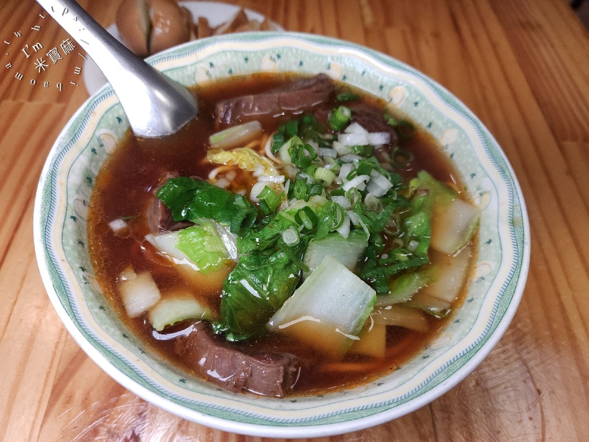 老黃原汁牛肉麵｜永和頂溪牛肉麵，在地30年老味道，湯頭淡雅、牛肉厚實帶嫰