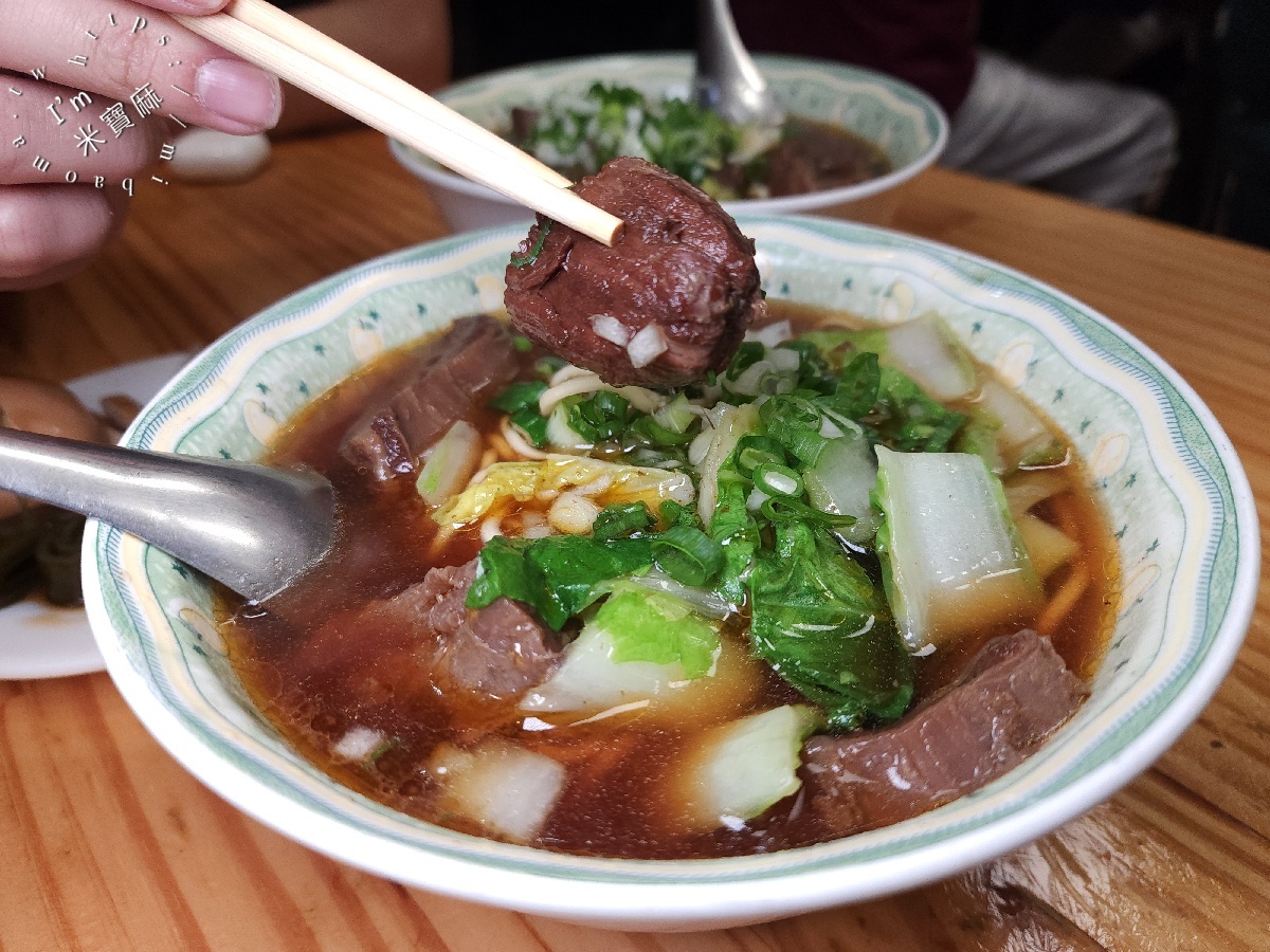老黃原汁牛肉麵｜永和頂溪牛肉麵，在地30年老味道，湯頭淡雅、牛肉厚實帶嫰