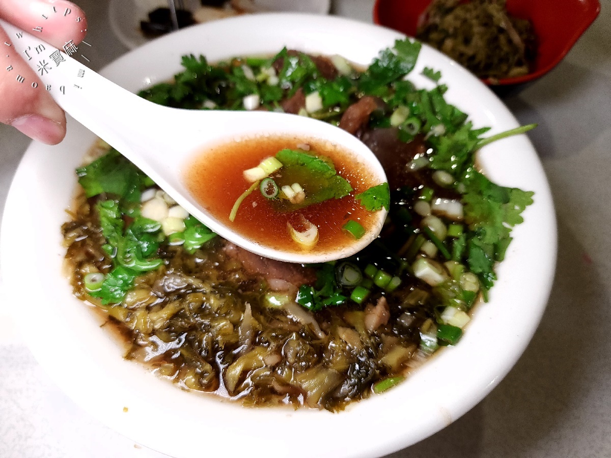 牛燒味┃新店建國路美食。招牌牛肉餛飩麵大滿足，紅油抄手也很不錯