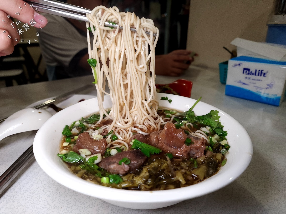 牛燒味┃新店建國路美食。招牌牛肉餛飩麵大滿足，紅油抄手也很不錯