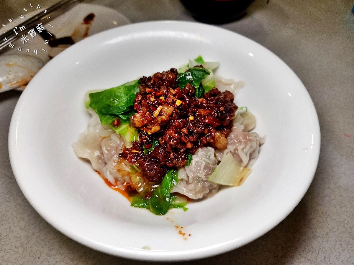 牛燒味┃新店建國路美食。招牌牛肉餛飩麵大滿足，紅油抄手也很不錯