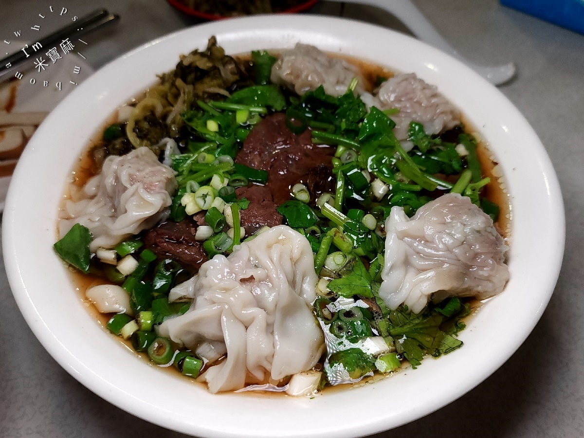 牛燒味┃新店建國路美食。招牌牛肉餛飩麵大滿足，紅油抄手也很不錯