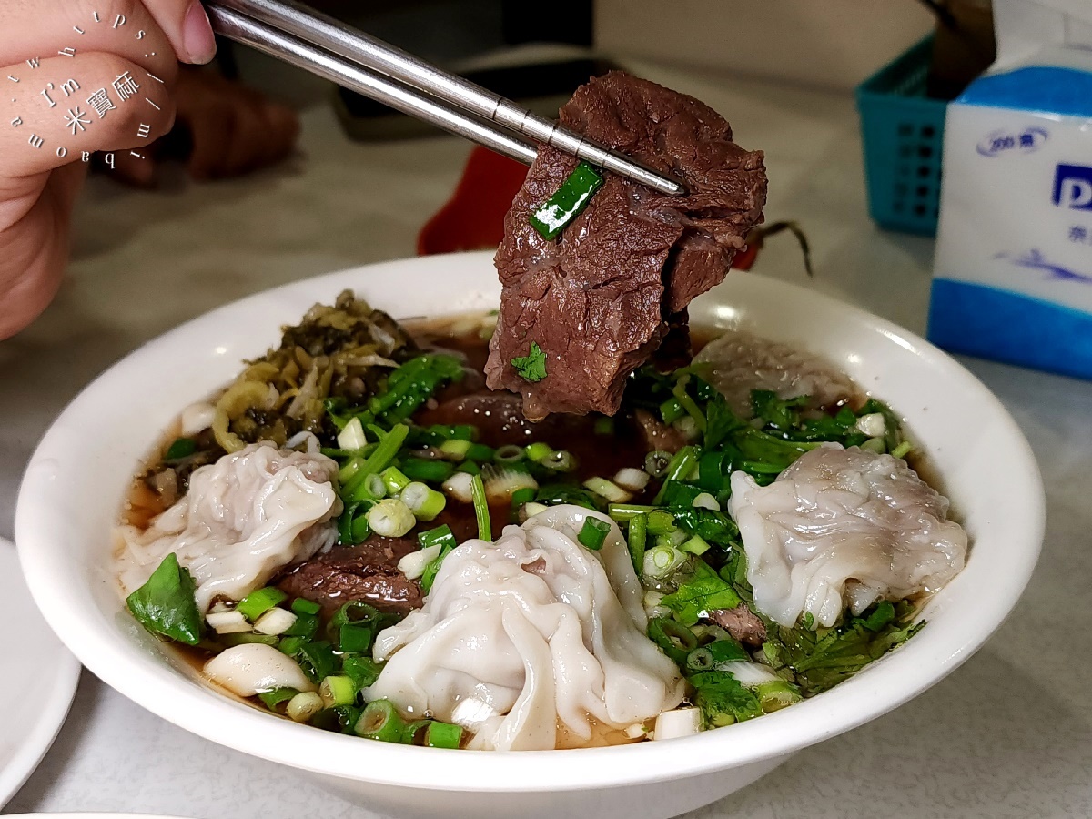牛燒味┃新店建國路美食。招牌牛肉餛飩麵大滿足，紅油抄手也很不錯