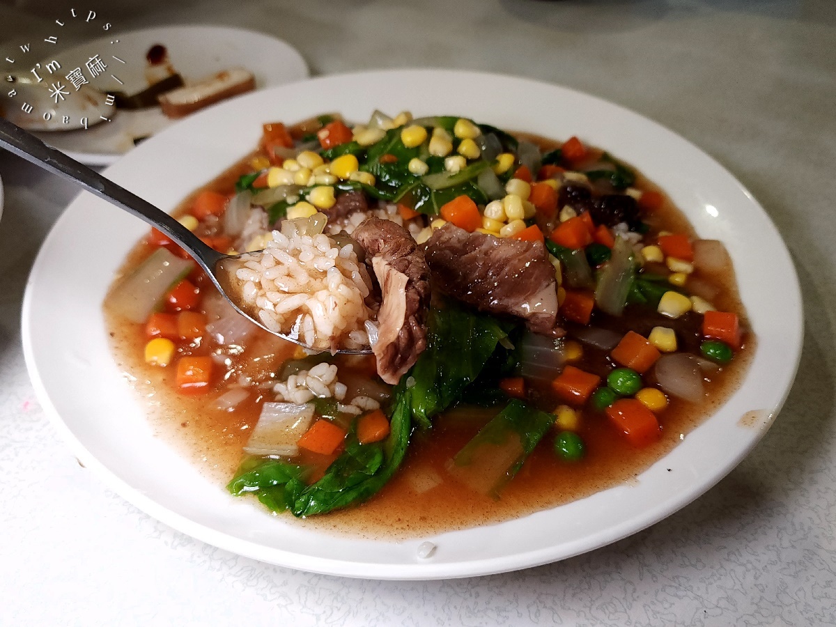 牛燒味┃新店建國路美食。招牌牛肉餛飩麵大滿足，紅油抄手也很不錯