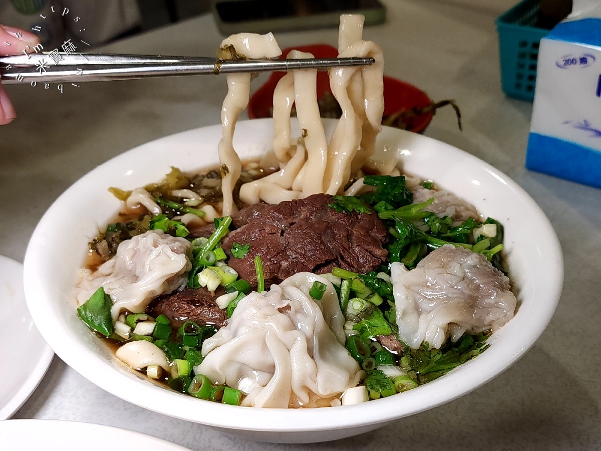 牛燒味┃新店建國路美食。招牌牛肉餛飩麵大滿足，紅油抄手也很不錯