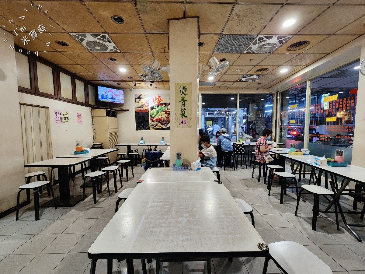 牛燒味┃新店建國路美食。招牌牛肉餛飩麵大滿足，紅油抄手也很不錯