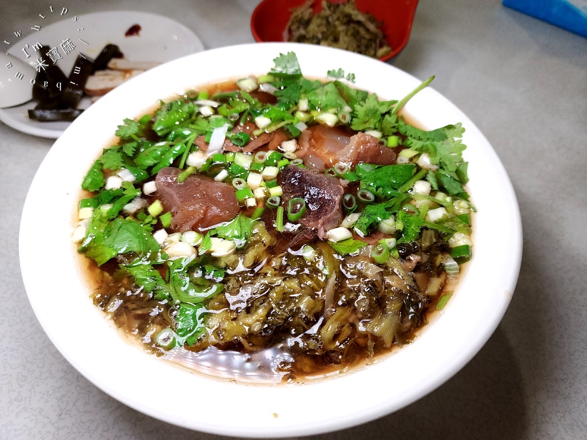 牛燒味┃新店建國路美食。招牌牛肉餛飩麵大滿足，紅油抄手也很不錯