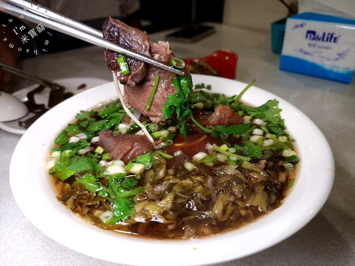 牛燒味┃新店建國路美食。招牌牛肉餛飩麵大滿足，紅油抄手也很不錯