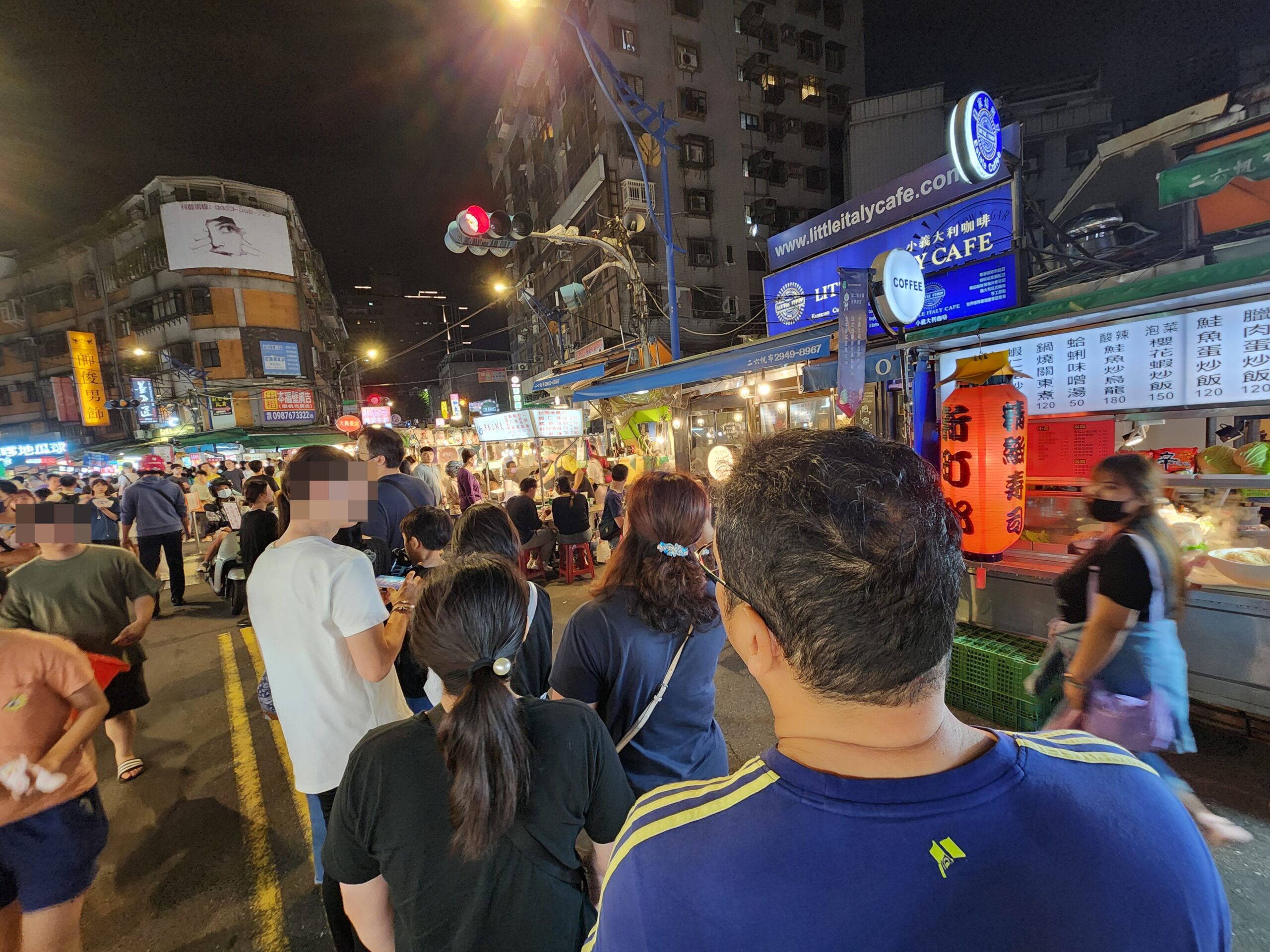 樂華夜市三鮮羹┃樂華夜市美食。三鮮羹加上台南米糕就是絕配套組，人氣超高每次來都排隊