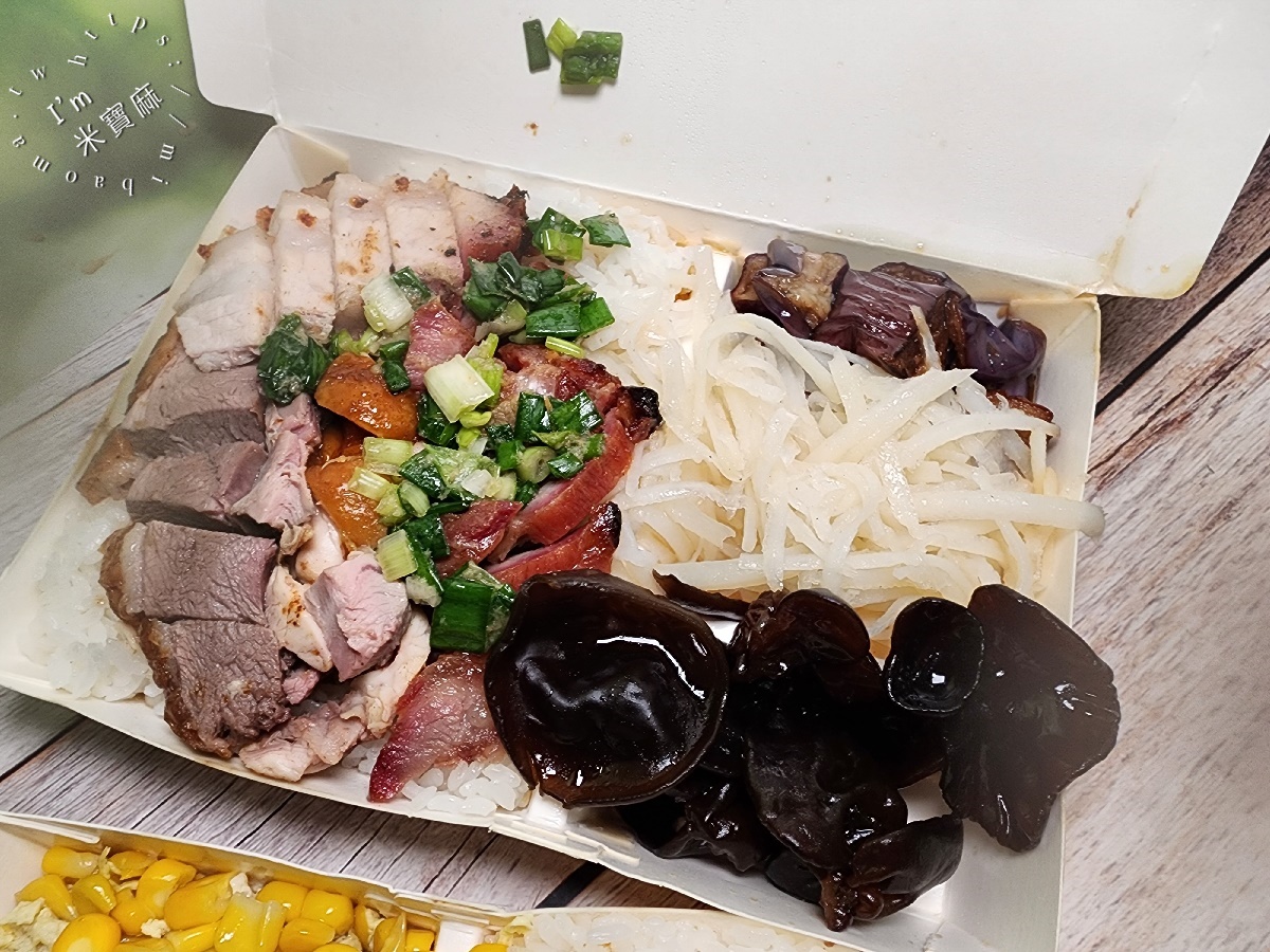 港式荃灣燒臘永和店┃永和燒臘便當。招牌四寶飯、乾炒牛河粉、燒肉飯都好吃，香港師傅製作就是道地好吃