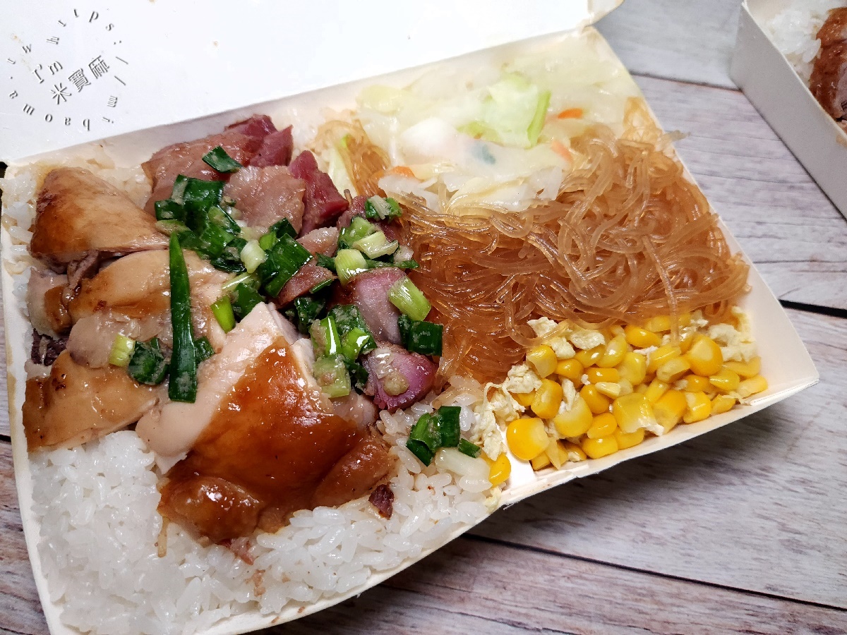 港式荃灣燒臘永和店┃永和燒臘便當。招牌四寶飯、乾炒牛河粉、燒肉飯都好吃，香港師傅製作就是道地好吃