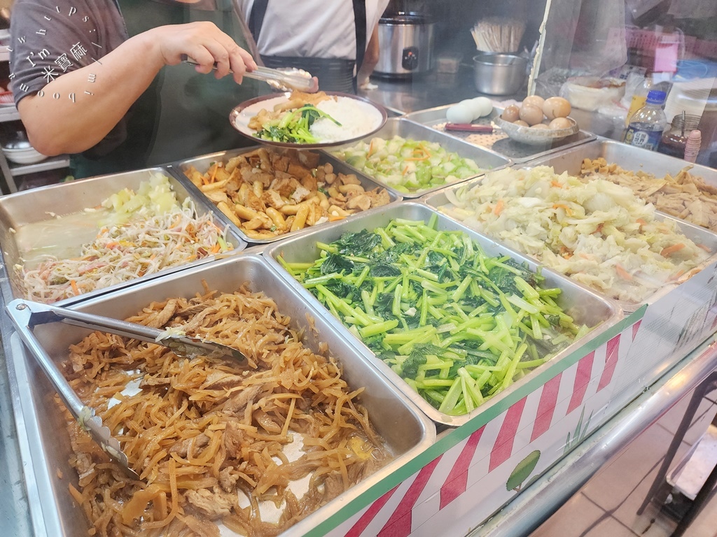 興南燒臘美食之家┃中和美食。搬家後生意更好的燒臘便當，配菜可自選，燒鴨也不錯