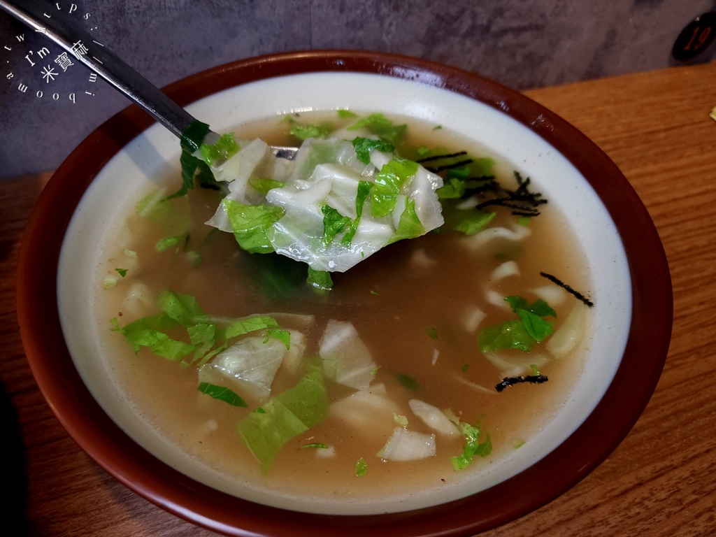 陳新抄手┃板橋美食。在地老字號小吃!酸辣大抄手、麻辣鴨血臭豆腐、招牌米血糕必點。搭配小魚乾辣椒一絕好吃