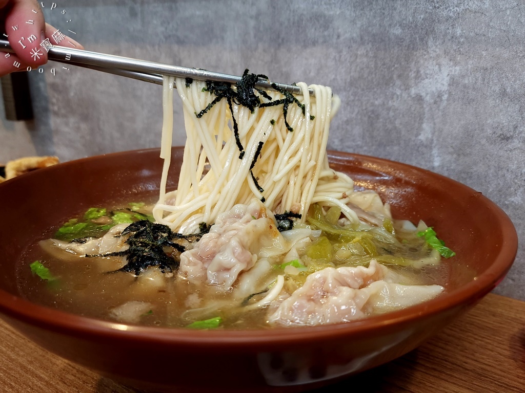 陳新抄手┃板橋美食。在地老字號小吃!酸辣大抄手、麻辣鴨血臭豆腐、招牌米血糕必點。搭配小魚乾辣椒一絕好吃