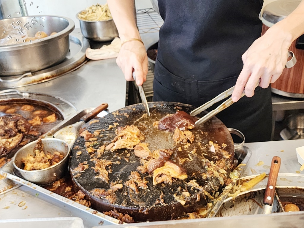 滷肉腳┃中和美食。在地激推腿庫豬腳，滿滿膠質黏嘴的好味道，加上辣椒醬油簡直升天