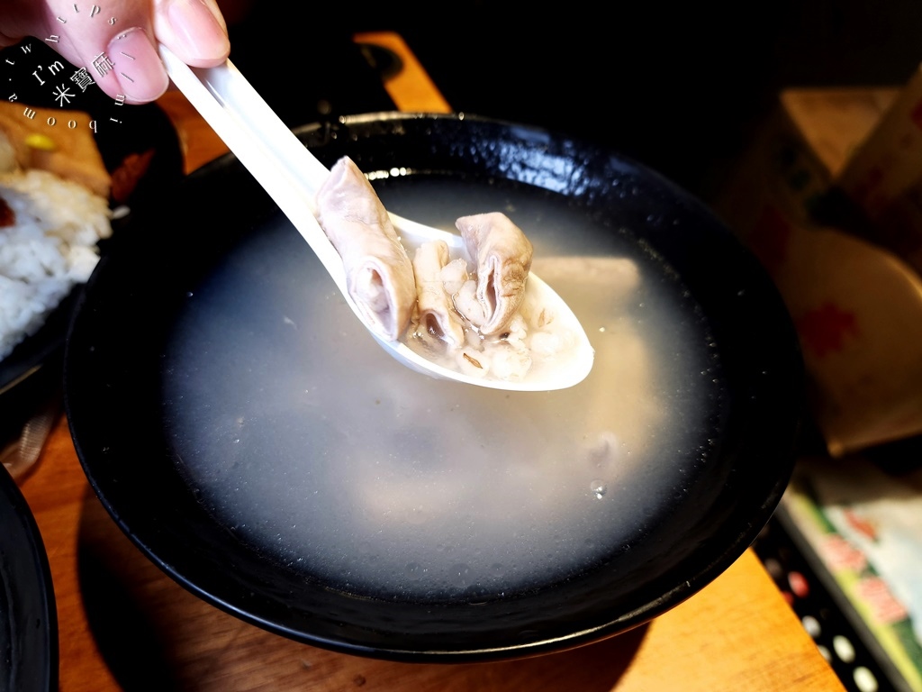 赤崁傳統美食舖┃新店美食。在地50年超人氣便當小吃就是這家，肉圓碗粿和米糕也都有