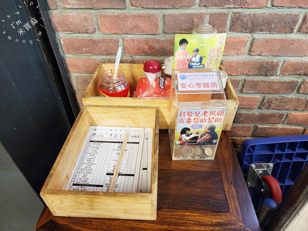 赤崁傳統美食舖┃新店美食。在地50年超人氣便當小吃就是這家，肉圓碗粿和米糕也都有