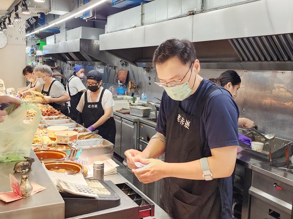 赤崁傳統美食舖┃新店美食。在地50年超人氣便當小吃就是這家，肉圓碗粿和米糕也都有