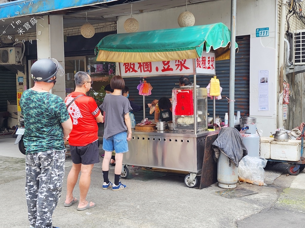 無名飯糰饅頭┃中和興南路在地早餐。木桶蒸出來的糯米飯糰，營業時間總是排隊，Q彈糯米加上老油條就是正點