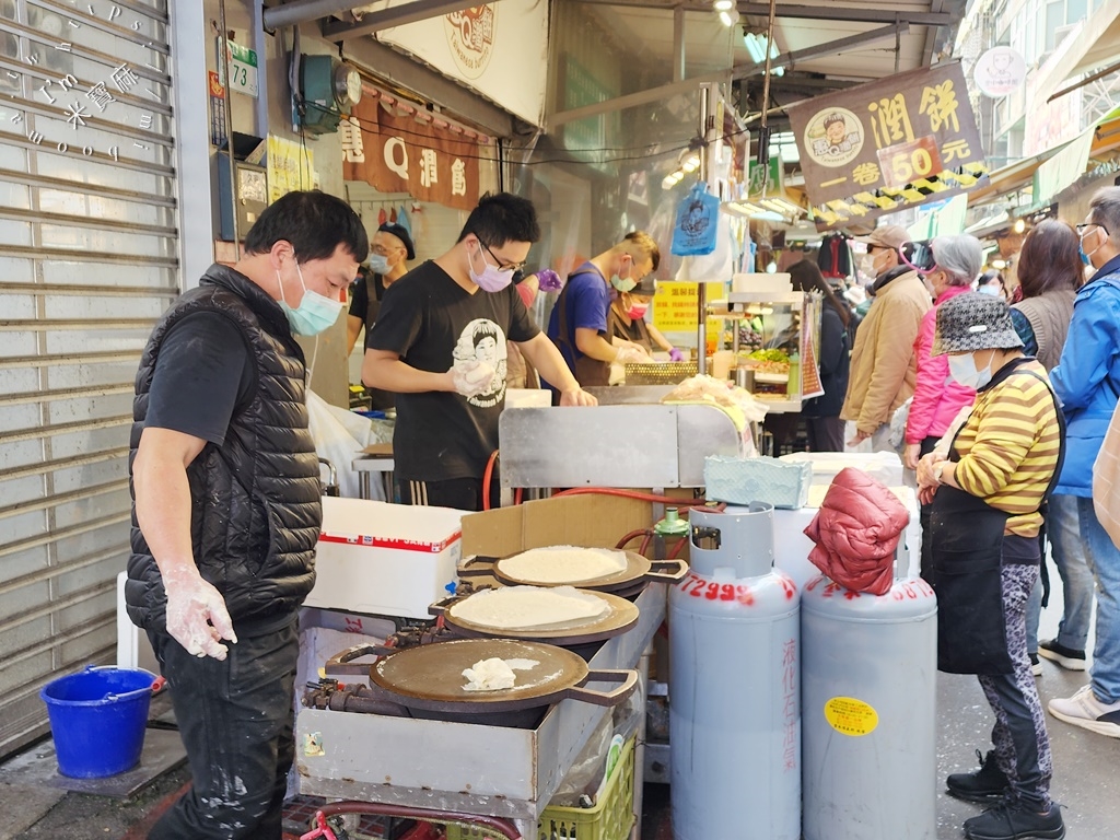 惠Q潤餅┃東門美食。一週只營業四天，全麥潤餅、多口味選擇，大排長龍就是受歡迎