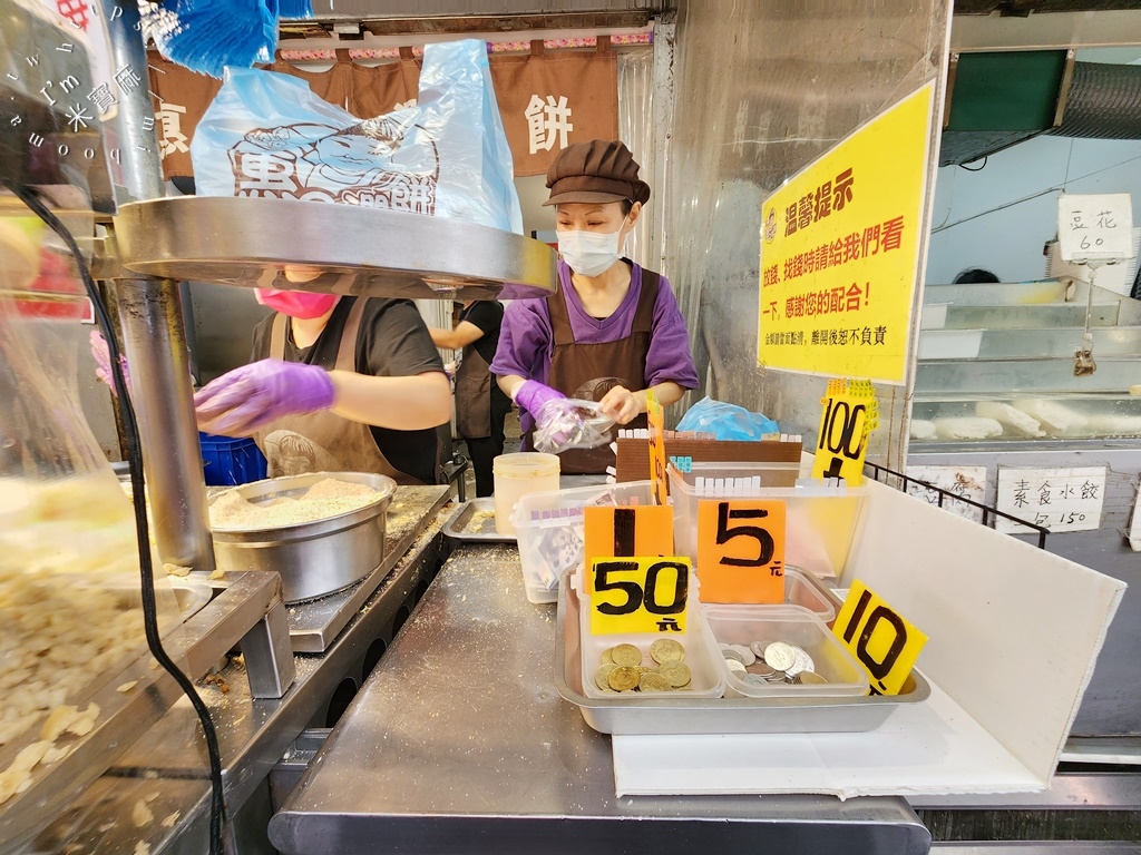 惠Q潤餅┃東門美食。一週只營業四天，全麥潤餅、多口味選擇，大排長龍就是受歡迎