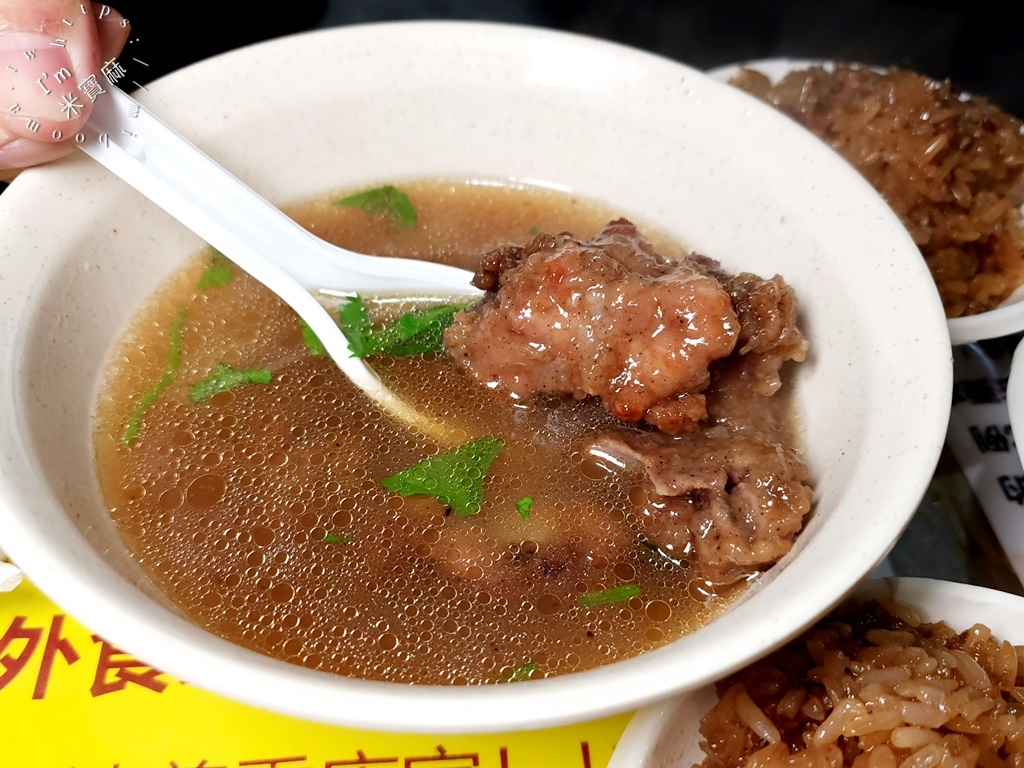 懷念排骨酥湯┃湳雅夜市美食。在地48年老店，台灣溫體豬肉使用、排骨酥湯一定要試試