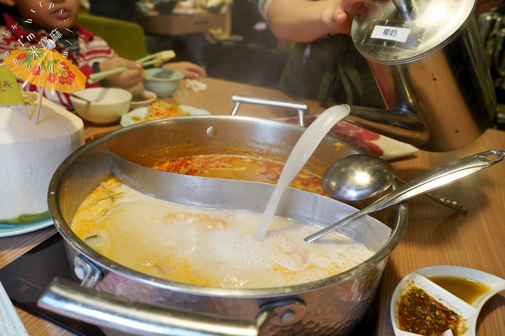 台北必吃的泰式火鍋、新北人氣排隊名店『追樂 泰式鍋物』，不只環境超Chill，鍋底還超有料!